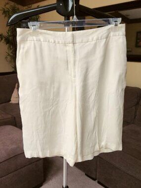 NWT Worthington Sz 10 high rise ivory shorts